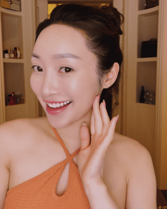 Làn da tươi tắn, căng mịn của Lý Thùy Chang khiến bất cứ ai cũng phải ghen tị.