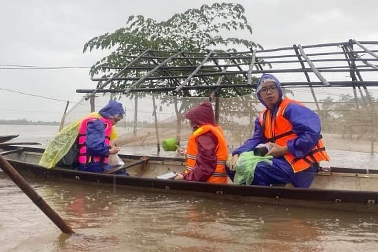 Me Ho Ngoc Ha bi soi diem bat thuong tien quyen gop tu thien-Hinh-8