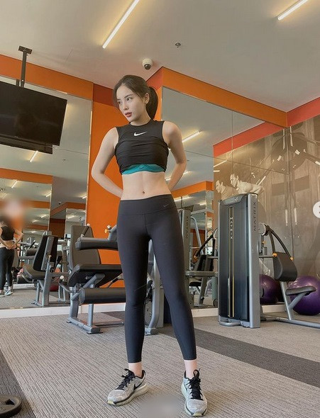 ỳ Duyên khoe eo thon nhưng phấn khích quá đà đến lộ luôn cả áo ngực.