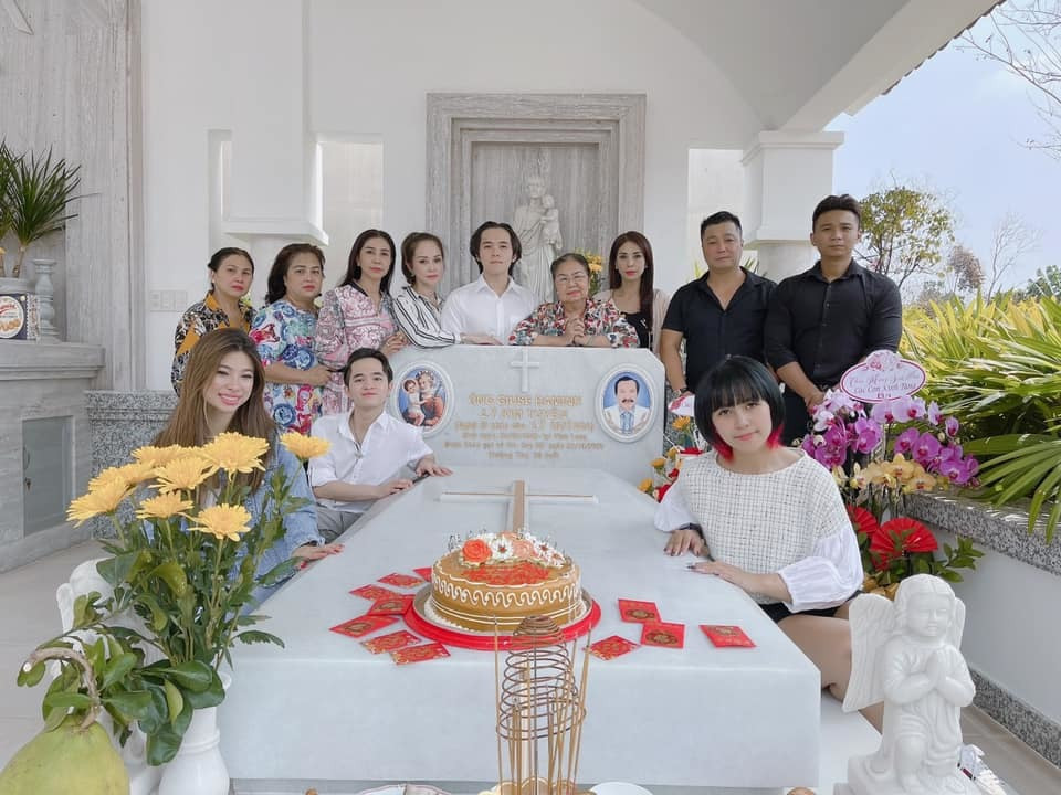 Đại gia đình diễn viên Lý Hùng mang bánh kem đến mộ NSND Lý Huỳnh mừng sinh nhật ông.