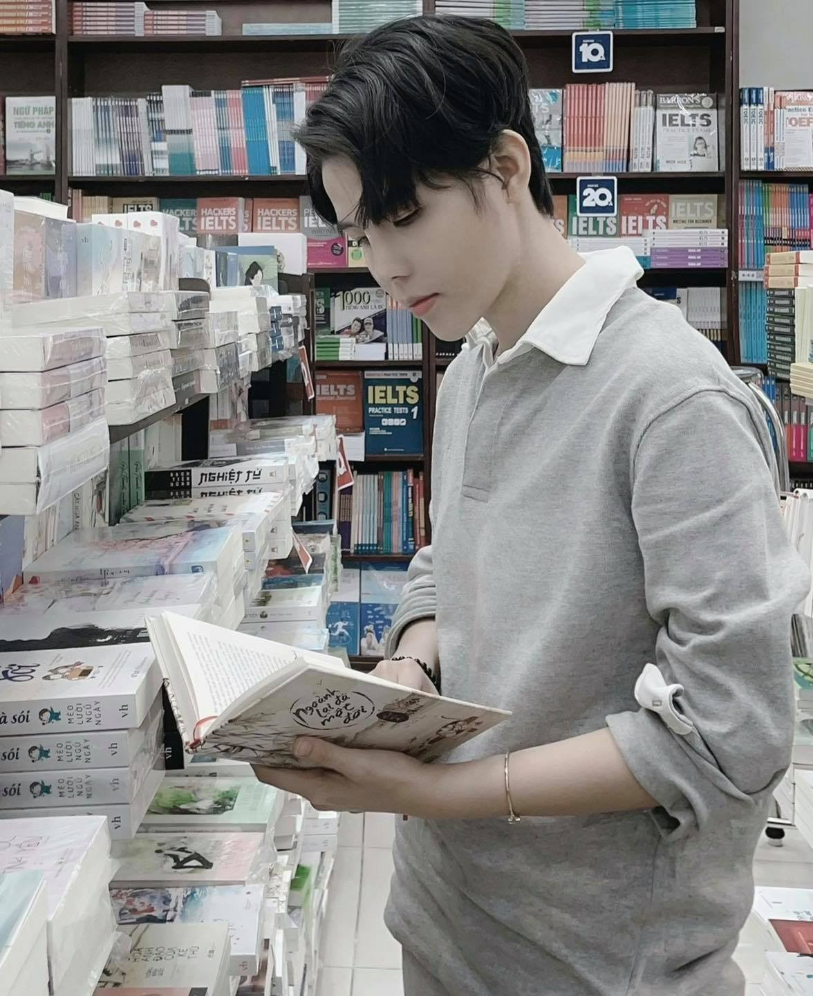 Vũ Cát Tường đọc sách một mình.