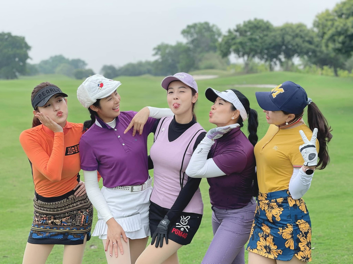 Ngọc Hân, Huyền My,... đi đánh golf đầu năm.