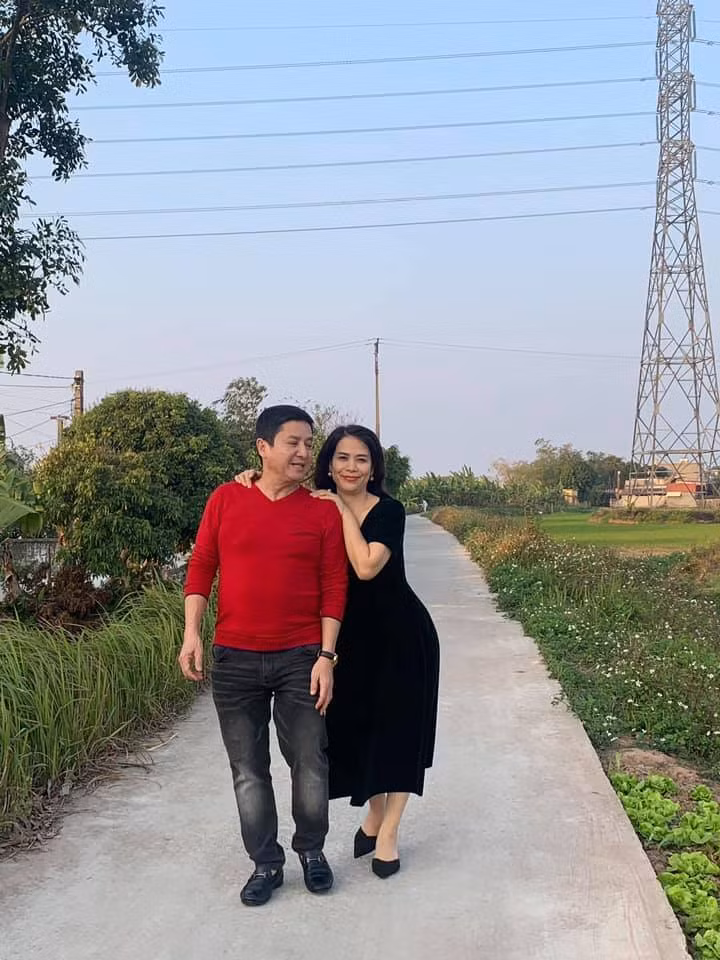  Sao Việt hôm nay 25/2: Chí Trung và doanh nhân Ý Lan đang tận hưởng những ngày thanh bình ở quê.