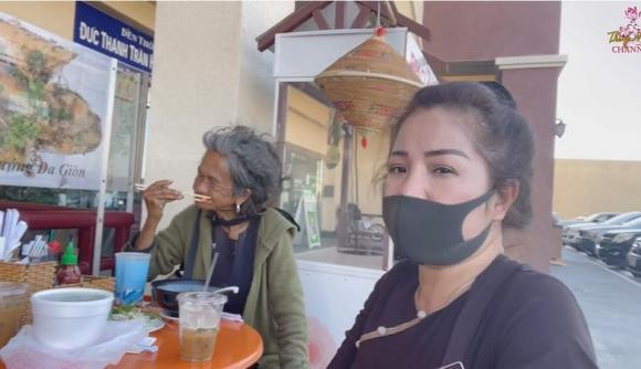 Thuy Nga chia se anh xot xa ve ca si Kim Ngan o My