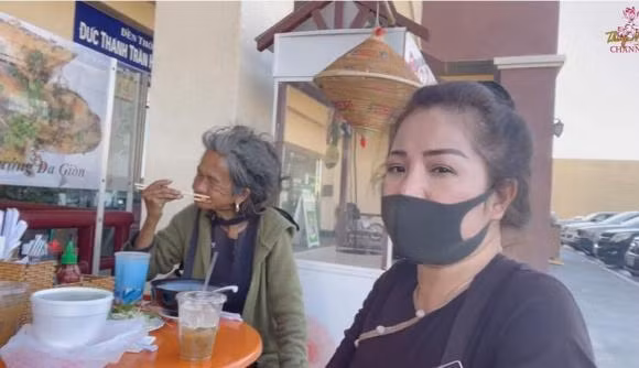 Thuy Nga chia se anh xot xa ve ca si Kim Ngan o My