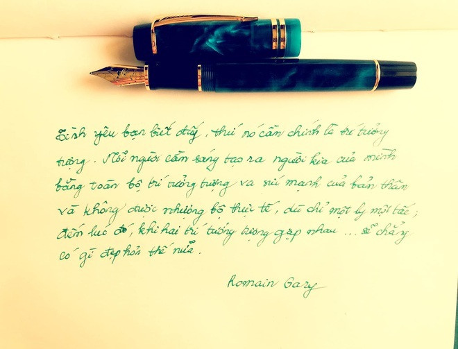 Ngày 27/5, Thu Thủy chia sẻ một câu trích dẫn của nhà văn người Pháp Romain Gary (1914 - 1980), đó là một câu trích dẫn nói về tình yêu. Xung quanh các đăng tải chụp những dòng chữ viết tay của Hoa hậu Thu Thủy, cô luôn được bạn bè ngợi khen vì chữ đẹp, những màu mực lạ, bút mực xinh... và một gu thẩm mỹ tinh tế trong từng chi tiết nhỏ.