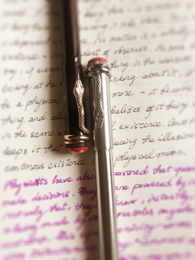 Ngày 25/5, Thu Thủy tiếp tục chia sẻ một bức ảnh chụp bản viết tay. Người đẹp đoản mệnh thường dùng các màu mực khác nhau trong cùng một bài viết, mỗi khi xuống dòng, chuyển đoạn, cô thích dùng màu mực khác. Thủy thích viết tay bằng bút mực, thích diễn đạt những suy nghĩ của mình bằng ngoại ngữ.