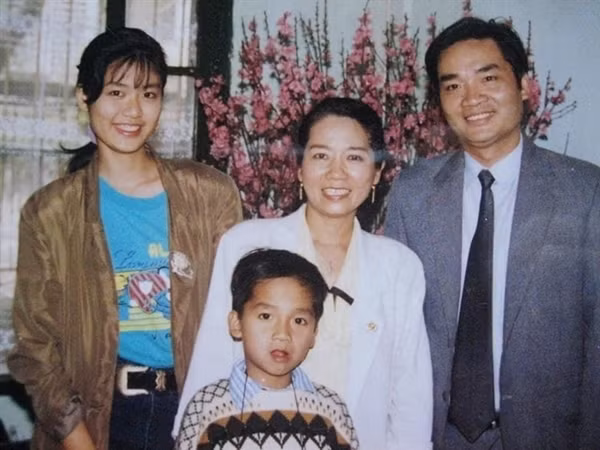 Nguyễn Thu Thủy sinh năm 1976, quê quán Nam Định nhưng lớn lên tại Hà Nội. Cô sinh ra trong một gia đình trí thức, cả bố và mẹ đều là cán bộ nghiên cứu của Viện Ngôn ngữ học. Bố Thu Thủy là giáo sư ngôn ngữ học Nguyễn Văn Lợi, mẹ cô là Tiến sĩ Chu Bích Thu - một soạn giả từ điển ngôn ngữ.