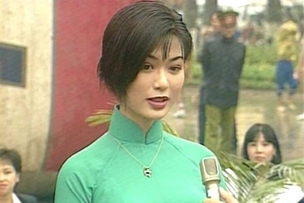 Hoa hậu Thu Thủy diện áo dài nhưng đầy cá tính khi giao lưu tại giải Việt dã báo Tiền Phong năm 1996.