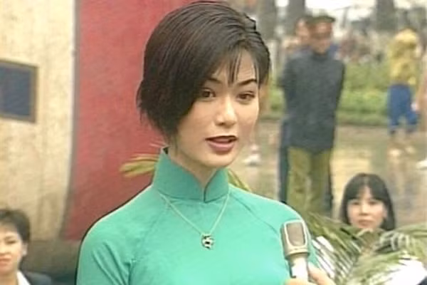 Hoa hậu Thu Thủy diện áo dài nhưng đầy cá tính khi giao lưu tại giải Việt dã báo Tiền Phong năm 1996.