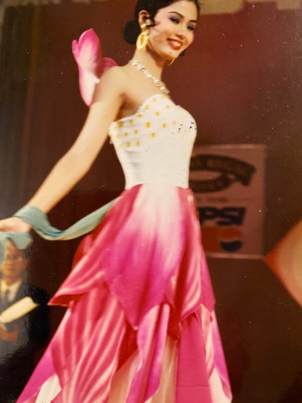 Nụ cười khả ái của Thu Thủy tại Hoa hậu Toàn quốc 1994. NTK Đức Hùng cho biết anh thiết kế đồ dạ hội, áo dài, tự chọn và các trang phục khác cho Thu Thủy từ chung khảo phía Bắc cho tới toàn quốc.