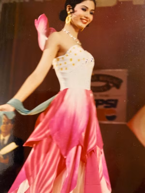 Nụ cười khả ái của Thu Thủy tại Hoa hậu Toàn quốc 1994. NTK Đức Hùng cho biết anh thiết kế đồ dạ hội, áo dài, tự chọn và các trang phục khác cho Thu Thủy từ chung khảo phía Bắc cho tới toàn quốc.