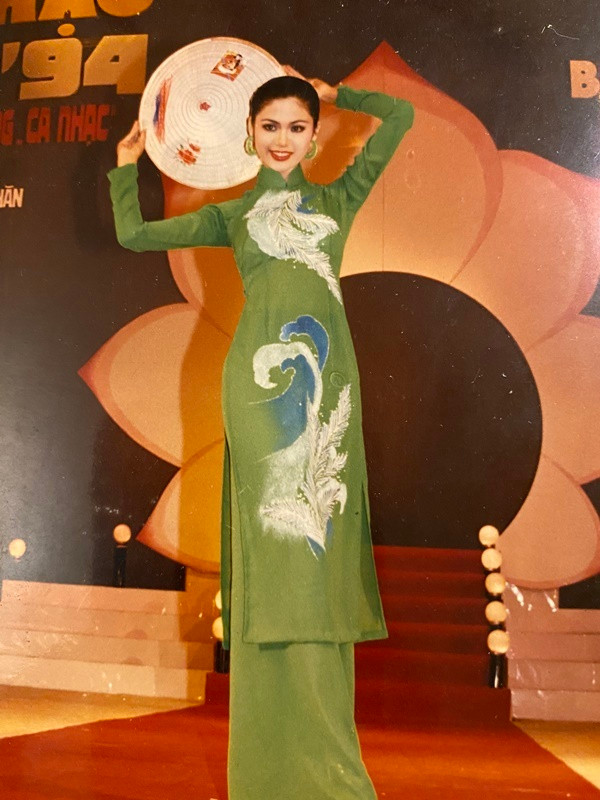 Thu Thủy trong trang phục áo dài. Sở hữu thân hình thon gọn, cao ráo, đôi chân dài, khi diện áo dài, nón lá, Thu Thủy như thổi hồn vào trang phục dân tộc, tôn lên nét đẹp người phụ nữ Việt Nam.