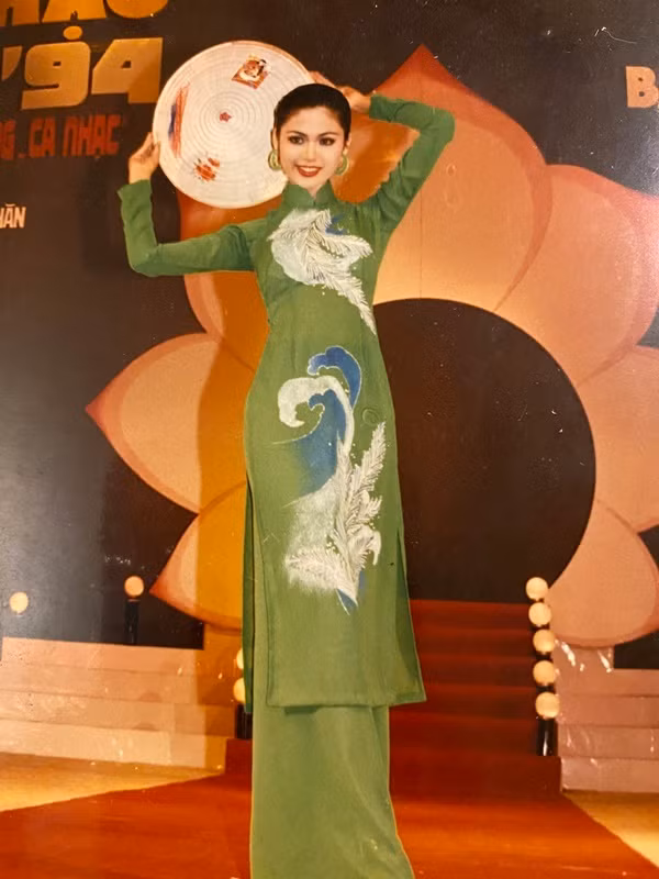 Thu Thủy trong trang phục áo dài. Sở hữu thân hình thon gọn, cao ráo, đôi chân dài, khi diện áo dài, nón lá, Thu Thủy như thổi hồn vào trang phục dân tộc, tôn lên nét đẹp người phụ nữ Việt Nam.