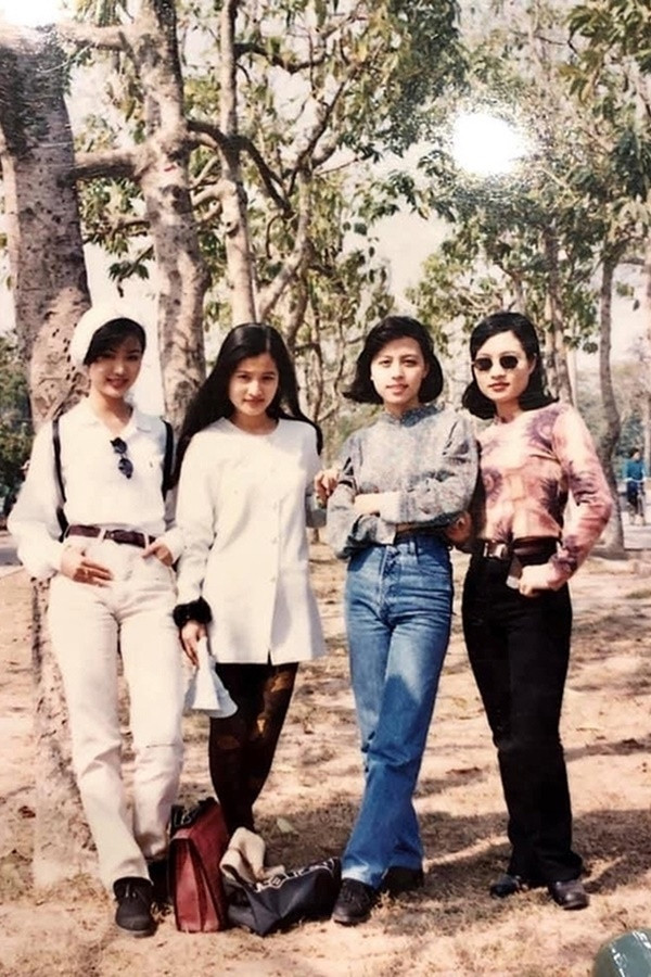 Trong nhiều bức ảnh chụp chung với bạn bè, Thu Thủy gây ấn tượng với gu thời trang sành điệu, hợp mốt và nụ cười tươi tắn, tràn đầy năng lượng.