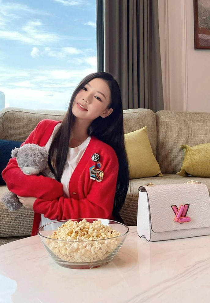 Amee ăn ngô rang bơ, vừa thưởng thức bộ phim yêu thích khi ở nhà một mình.
