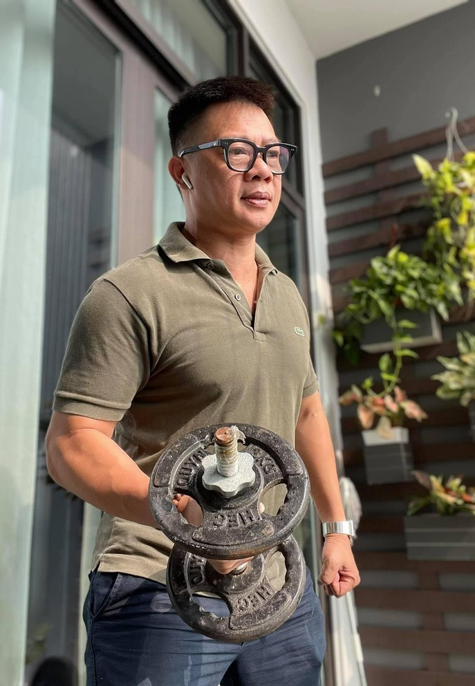 BTV Trần Quang Minh tích cực tập thể dục nâng cao sức khỏe trong những ngày rảnh rỗi.