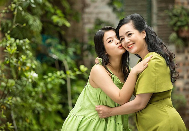 NSƯT Chiều Xuân đăng ảnh kỷ niệm trong chuyến du lịch với con gái Hồng Khanh.