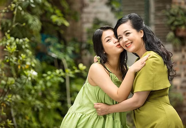 NSƯT Chiều Xuân đăng ảnh kỷ niệm trong chuyến du lịch với con gái Hồng Khanh.