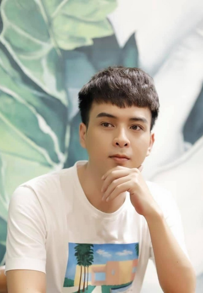 Hồ Quang Hiếu biểu cảm suy tư kèm dòng trạng thái hài hước: "Thật sự mỗi lần im lặng, mình thường không nói gì".