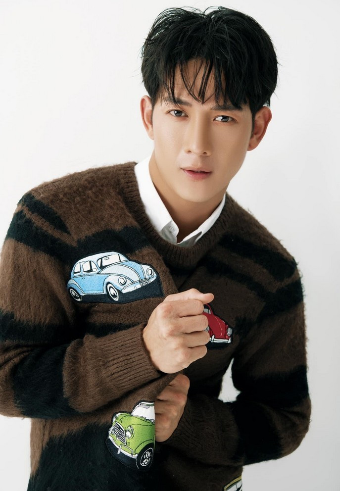 Song Luân "thả thính" fan với bộ ảnh mới điển trai. Nam diễn viên hiện gây chú ý khi tham gia phim "Cây táo nở hoa".