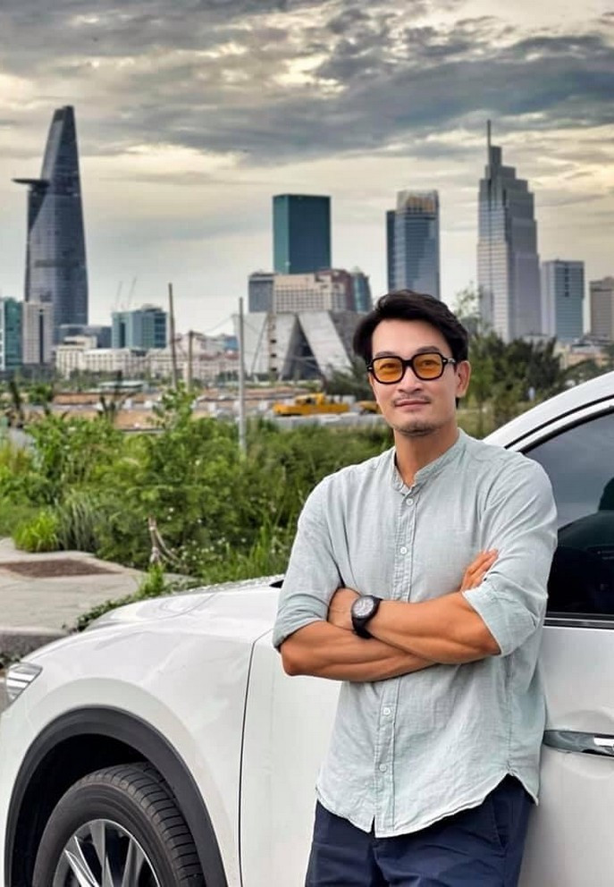 Trương Minh Quốc Thái chụp ảnh với không gian bao quát tòa nhà Bitexco và Landmark - hai biểu tượng của Sài Gòn.