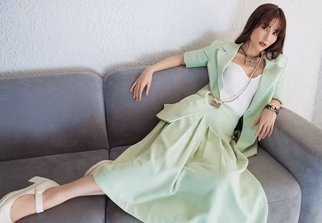 Diễm My 9x diện set đồ đơn giản nhưng phụ kiện đắt đỏ. Hai chiếc túi xách Chanel siêu tí hon trị giá 60 triệu đồng/chiếc.