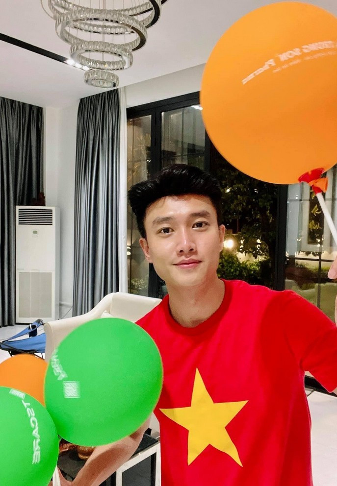 Sao Việt hôm nay 8/6: Quốc Trường cổ vũ đội tuyển Việt Nam đối đầu Indonesia tại vòng loại World Cup 2022.