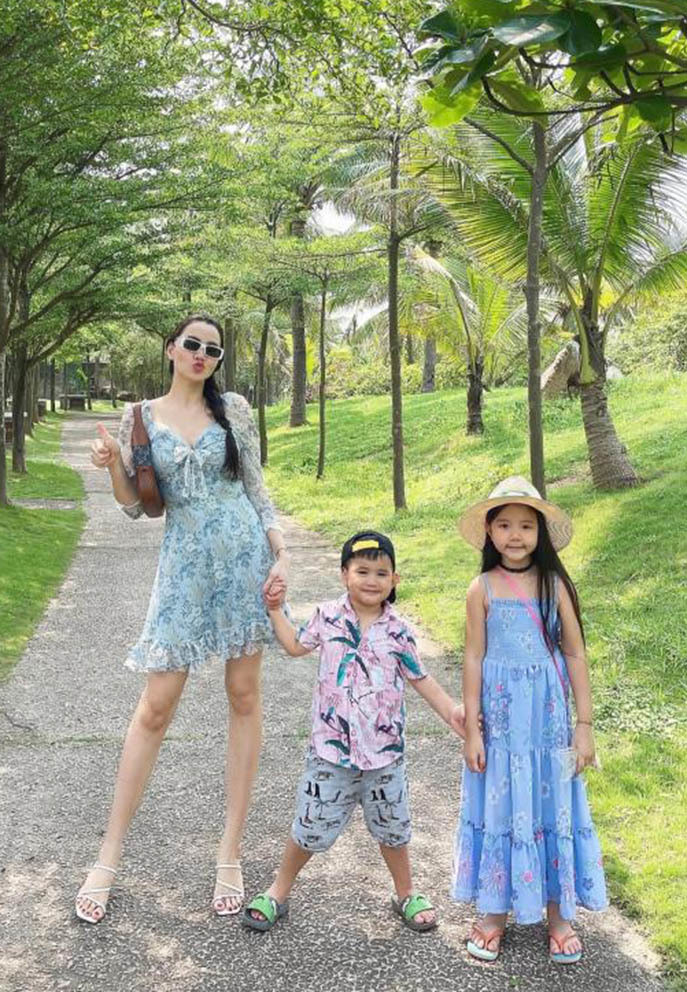 Trang Nhung cùng hai con có chuyến du lịch tại Quảng Bình.