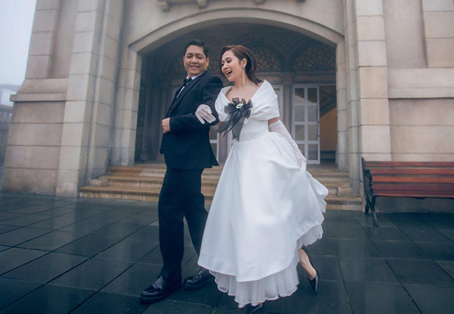 Vợ chồng diễn viên Thanh Thúy - Đức Thịnh thực hiện bộ ảnh kỷ niệm ngày cưới. Cặp đôi xây dựng tổ ấm với ba con dù trải qua không ít sóng gió.