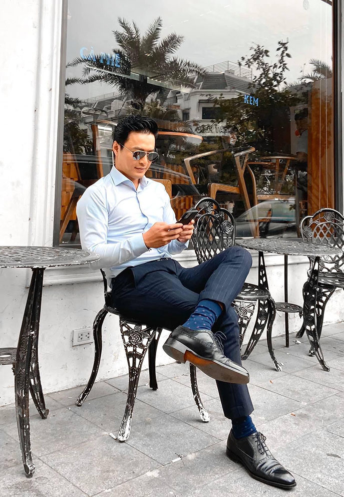 Diễn viên Hồng Đăng được khen điển trai, nam tính với trang phục lịch lãm xuống phố cuối tuần.