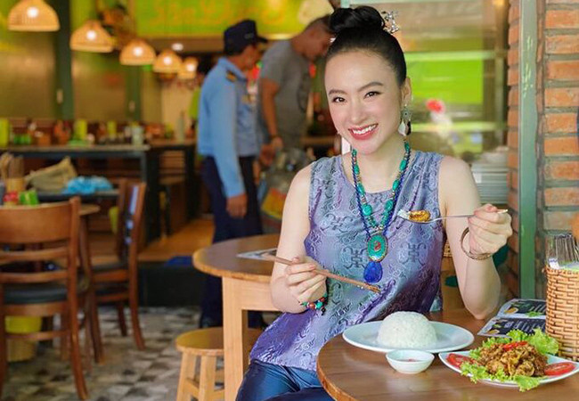 Angela Phương Trinh mặc trang phục truyền thống dùng bữa chay. Nữ diễn viên 9x dành nhiều thiện cảm từ khi chuyển sang con đường tu tập.