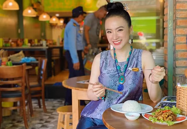 Angela Phương Trinh mặc trang phục truyền thống dùng bữa chay. Nữ diễn viên 9x dành nhiều thiện cảm từ khi chuyển sang con đường tu tập.