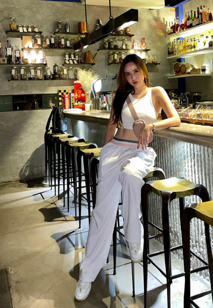 "Bà con ai bị mất ngủ, gọi ngay cho tôi. Tôi cam kết thức cùng bà con", Huyền Lizzie hóm hỉnh.