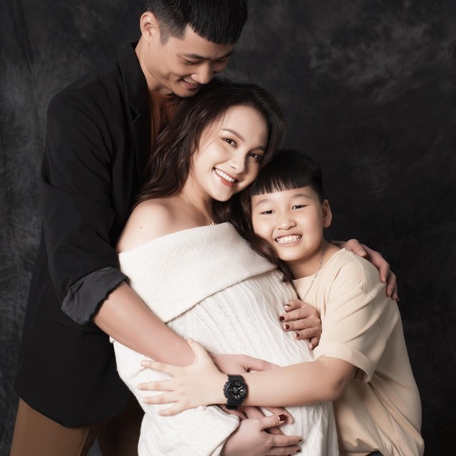 Bảo Thanh cùng chồng và con trai lớn thực hiện bộ ảnh gia đình ý nghĩa trong những ngày cuối thai kỳ.