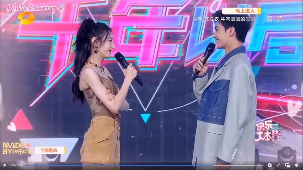 Dù thân hình khá mảnh nhưng vì chọn sai trang phục nên Nhiệt Ba vẫn để lộ khuyết điểm như thường.