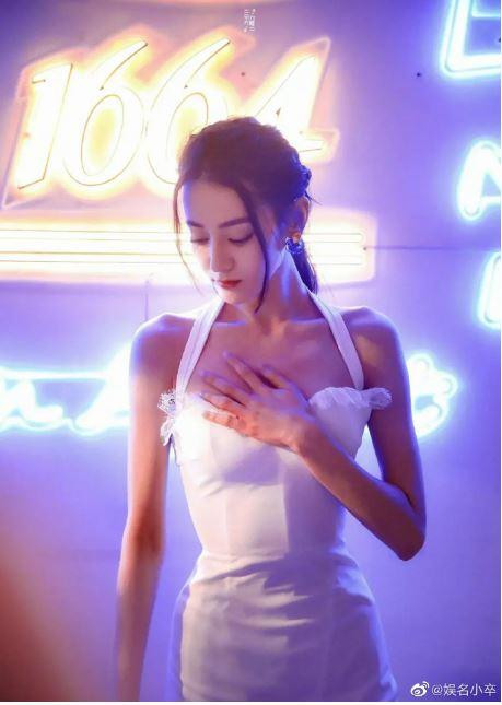 Những chiếc đầm kiểu corset tương tự không chỉ khiến cô lộ lằn mỡ lưng, mỡ nách mà ngay cả phần xương ngực gầy trơ cũng sẽ lộ diện. Trang phục này chỉ thích hợp với những người sở hữu vòng 1 gợi cảm mà thôi.