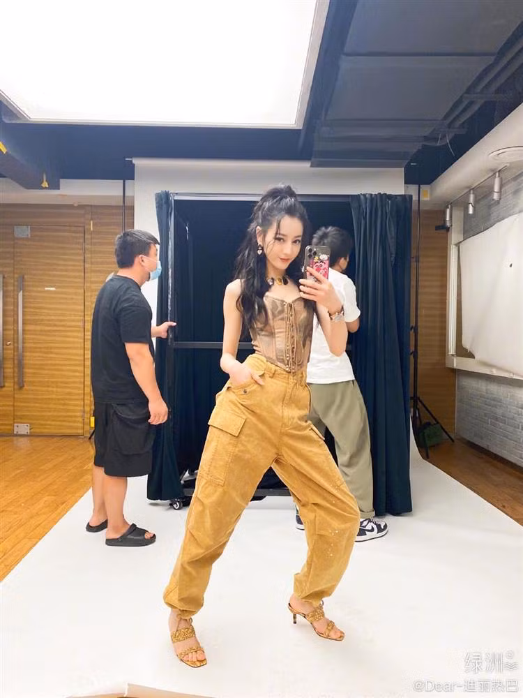 Địch Lệ Nhiệt Ba lòi mỡ nách trên sóng truyền hình Dich Le Nhiet Ba loi mo nach tren song truyen hinh