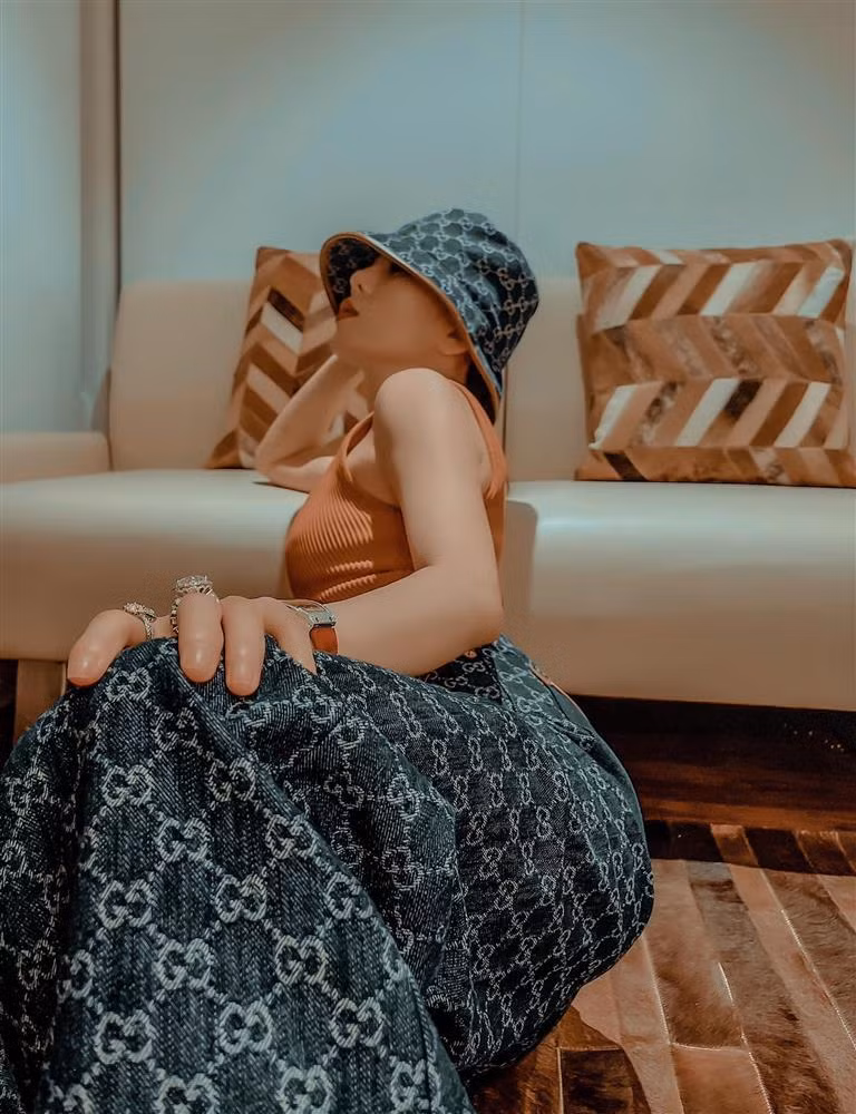 Chuyện sẽ chẳng có gì đáng nói nếu đến chiều tối Lệ Quyên không đăng thêm hình ảnh bản thân. Khoe khoảnh khắc tạo dáng khá "lạ lùng", nữ ca sĩ viết kèm: "Hãy cứ nghĩ rằng khó khăn nào cũng qua".