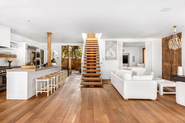 Sau khi kết hôn hồi tháng 1 với người chồng thứ 4, Pamela Anderson tận hưởng cuộc sống với chồng mới cưới và rời xa mạng xã hội.