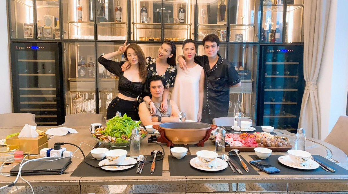 Việt Anh chia sẻ: "Ở nhà là yêu nước", hẹn hội bạn thân Quỳnh Nga, Thái Dũng, Lã Thanh Huyền gặp lại vào rằm tháng Giêng năm sau.