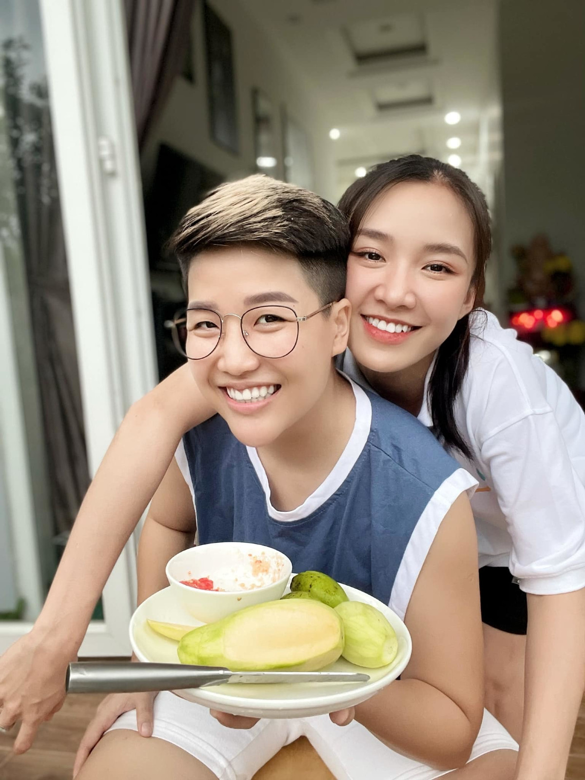 Vợ chồng ca sĩ Tú Tri hạnh phúc khi giãn cách xã hội.