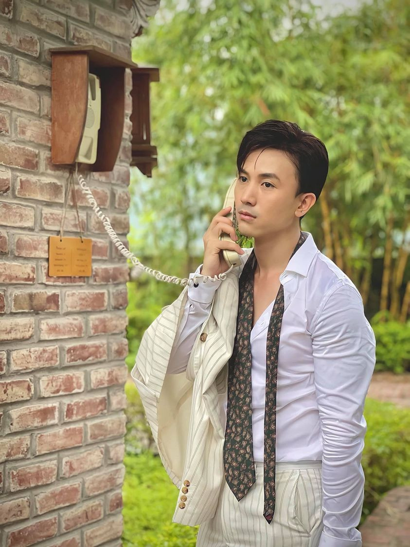 Diễn viên Hoàng Anh Vũ - người đang đóng trong phim Hương vị tình thân đăng ảnh buồn và tếu táo viết: ''Mẹ Xuân ah, nhà mình hết drama chưa để con về''.