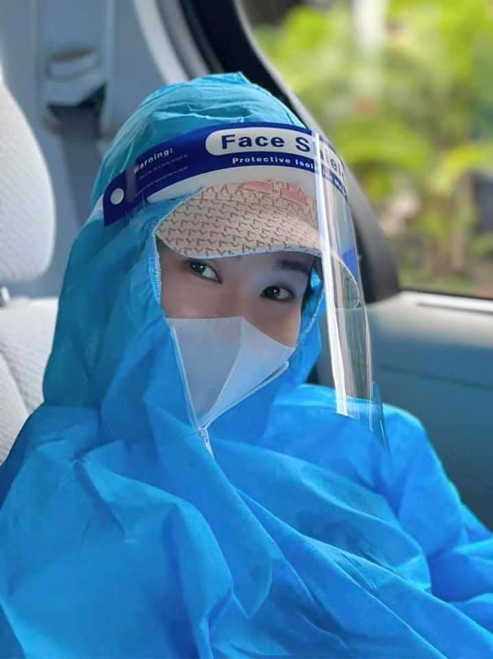 Uyên Linh đi tình nguyện chống dịch.