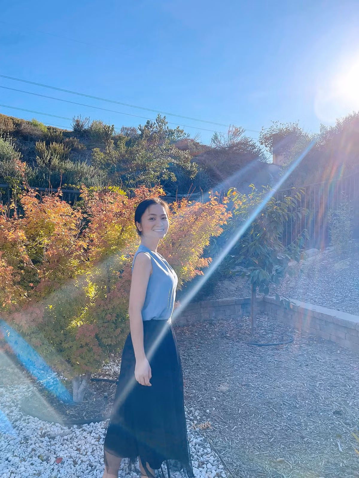 Diệu Hương chụp ảnh mặt mộc.