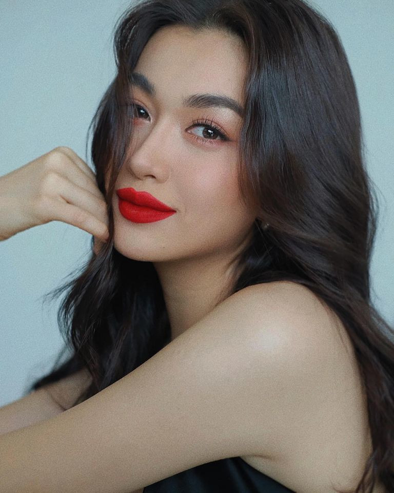 Lệ Hằng gợi cảm với son đậm.