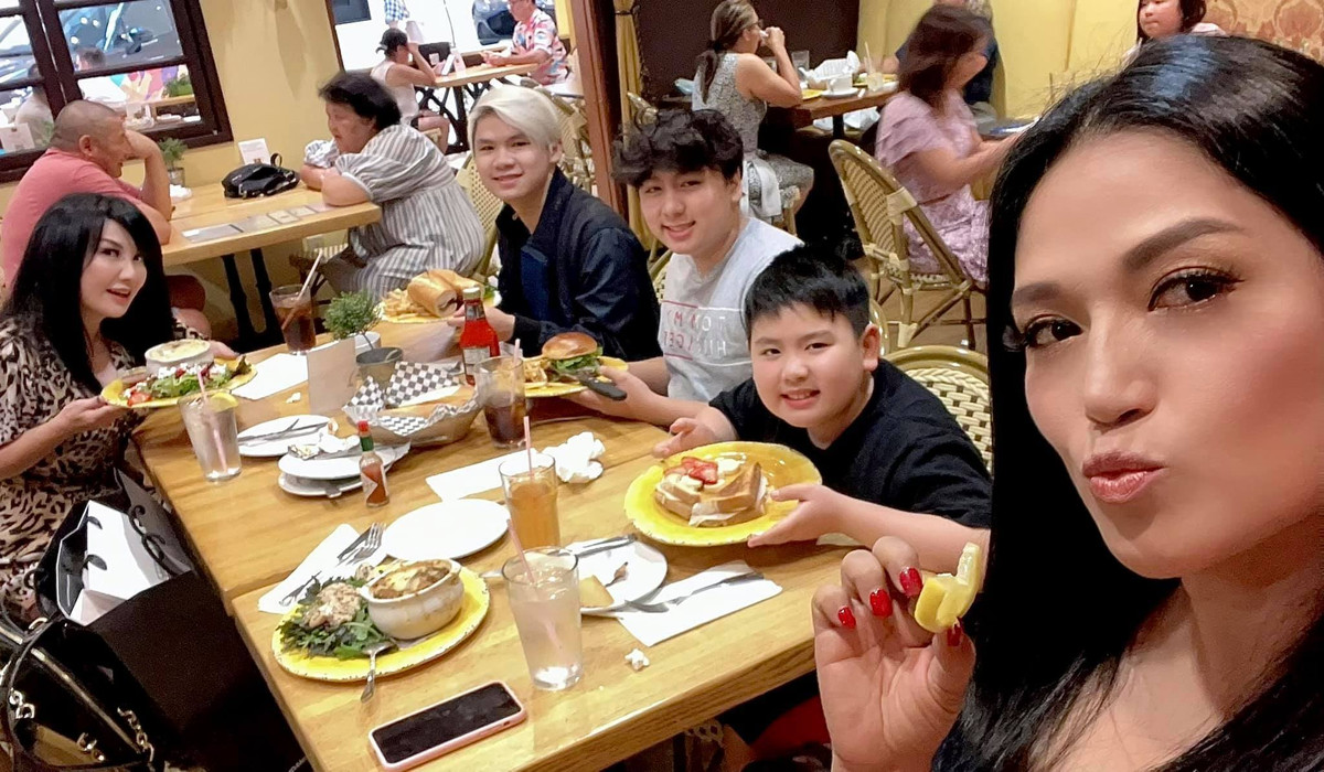 Trizzie Phương Trinh dẫn 3 con đi ăn cùng Lâm Thúy Vân.