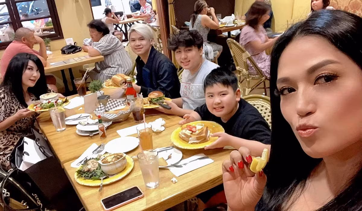 Trizzie Phương Trinh dẫn 3 con đi ăn cùng Lâm Thúy Vân.