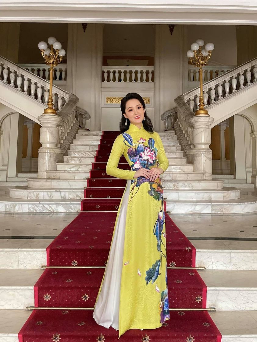 BTV Thu Hà dịu dàng giữa Nhà hát Lớn Hà Nội.