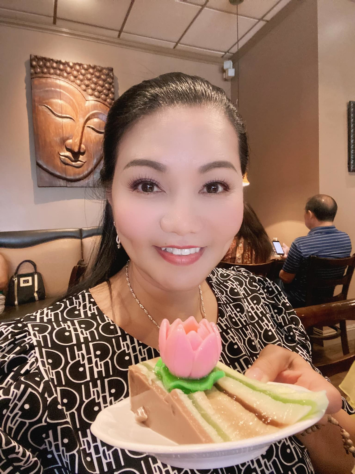 Nghệ sĩ Ngọc Huyền khoe bánh ngọt.